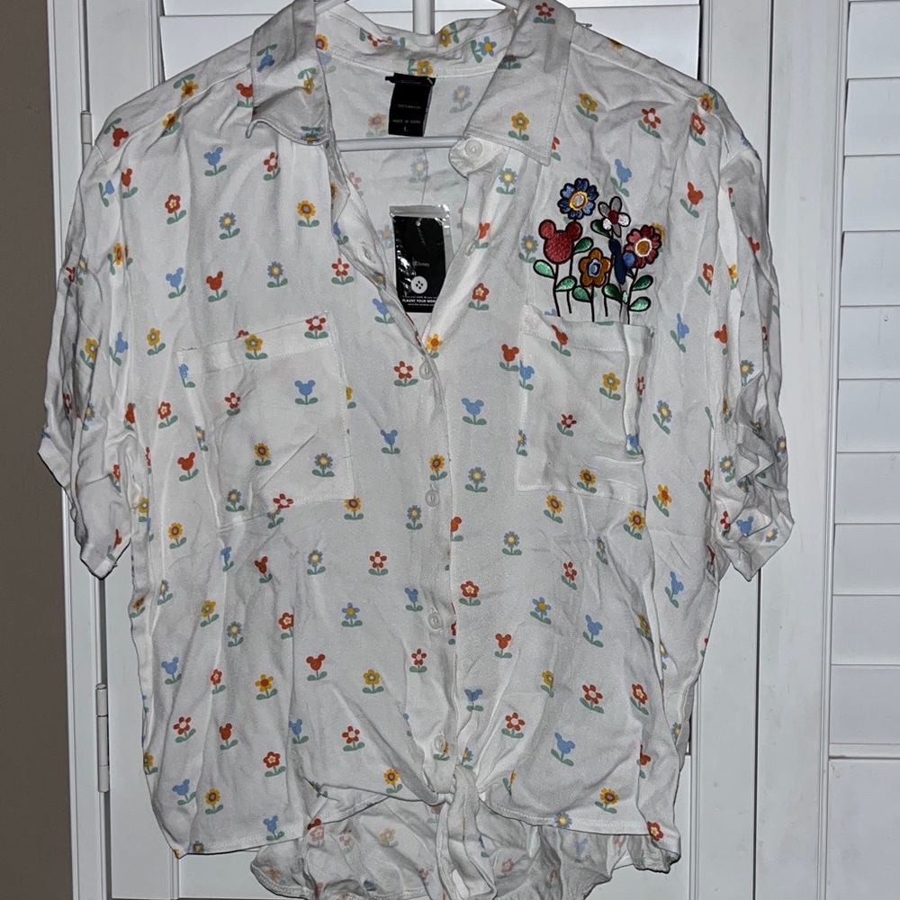 Disney x her universe Floral Embroidered Button-Up Shirt size large NWT